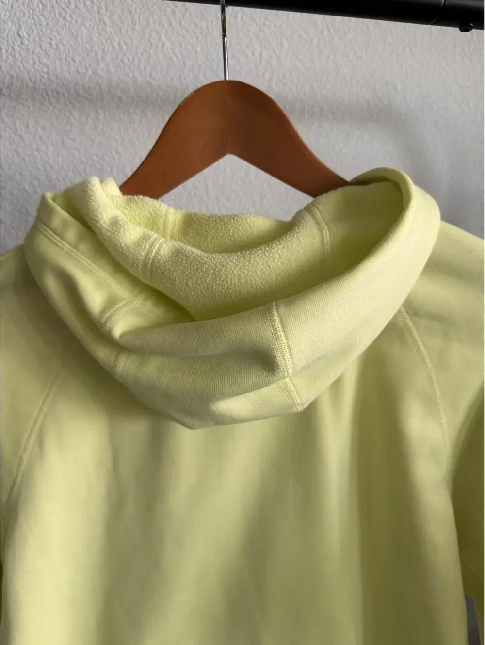 Nike Therma-FIT Hoodie Womens Large Yellow Pullover Sweatshirt Athletic